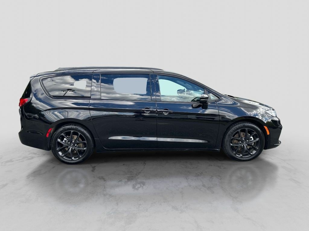 Used 2025 Chrysler Pacifica Limited FWD image 6