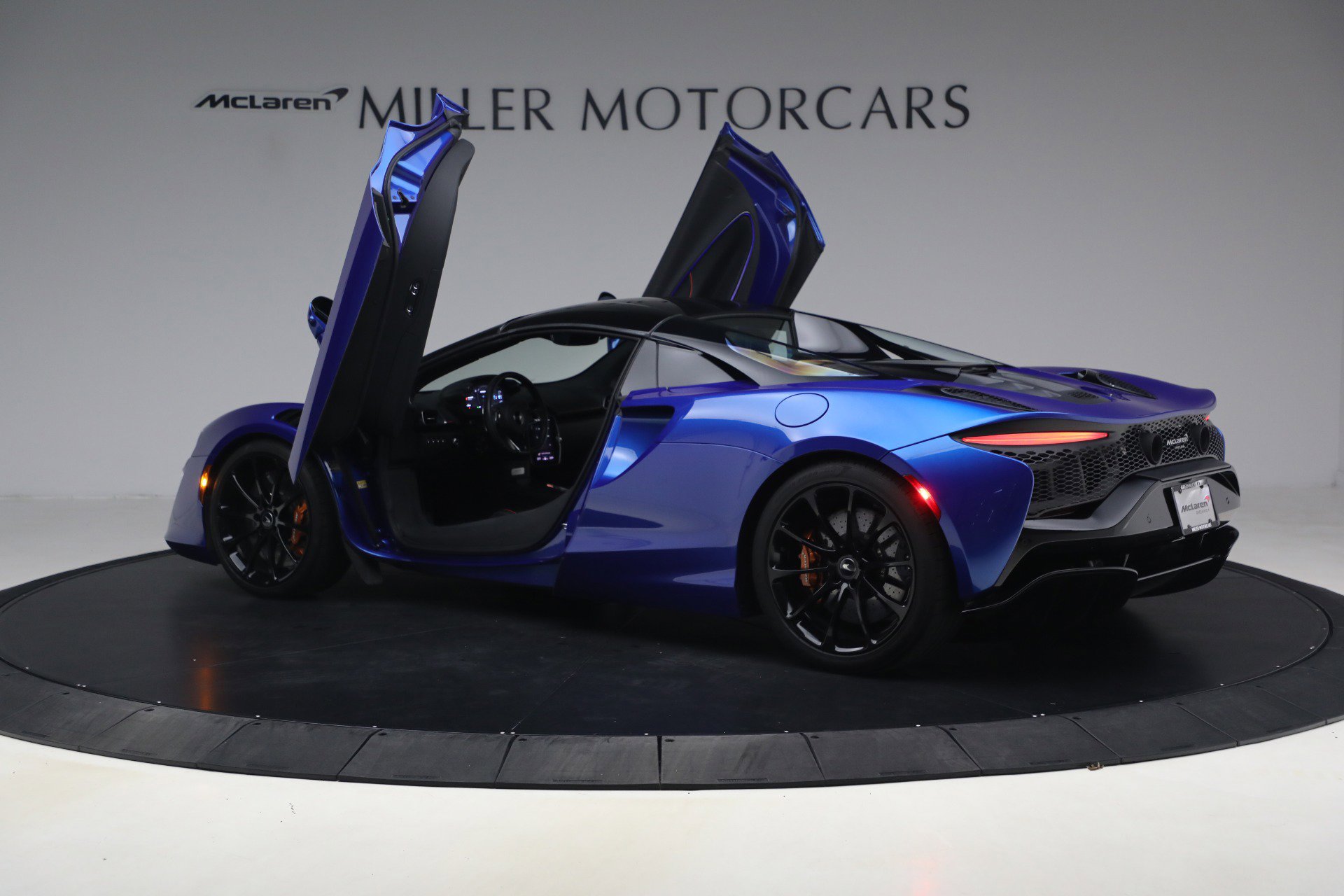 Used 2025 McLaren Artura Spider image 16