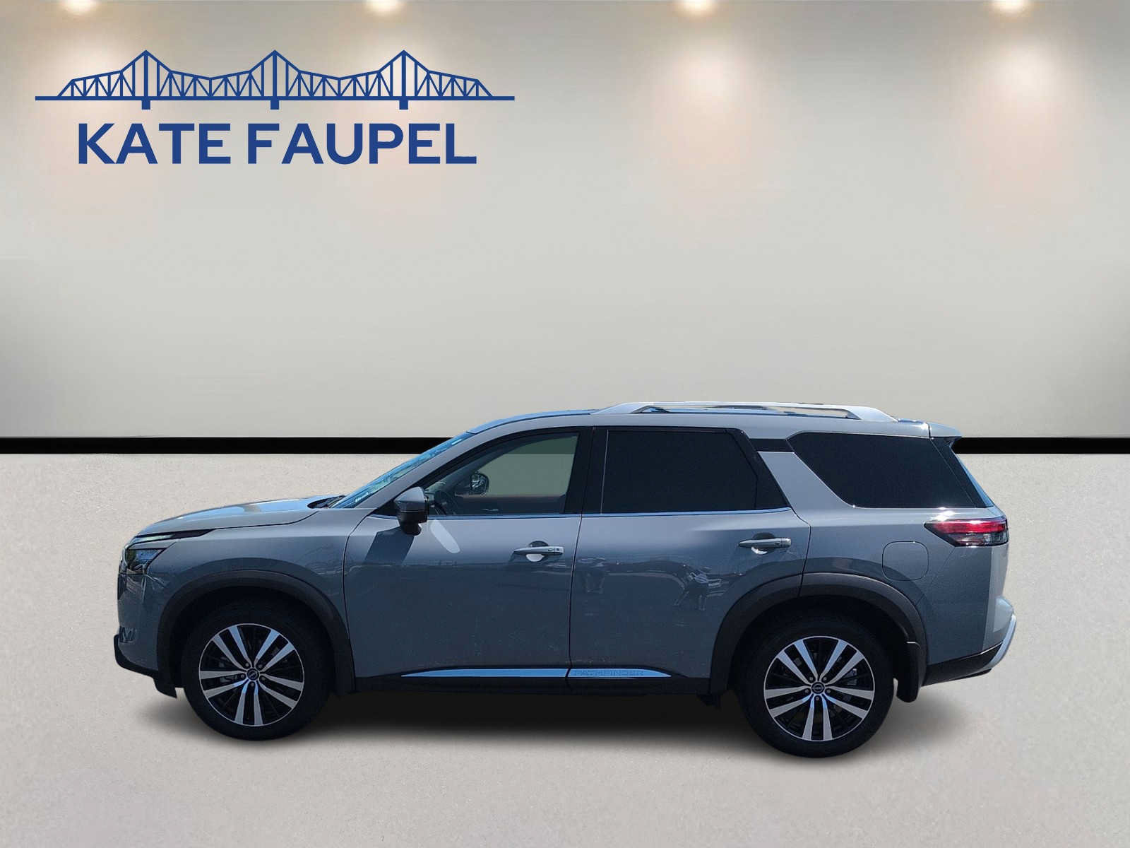 Used 2025 Nissan Pathfinder Platinum w/ Cargo Package AWD/4WD image 4