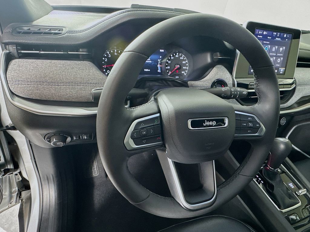 Used 2025 Jeep Compass Latitude image 11