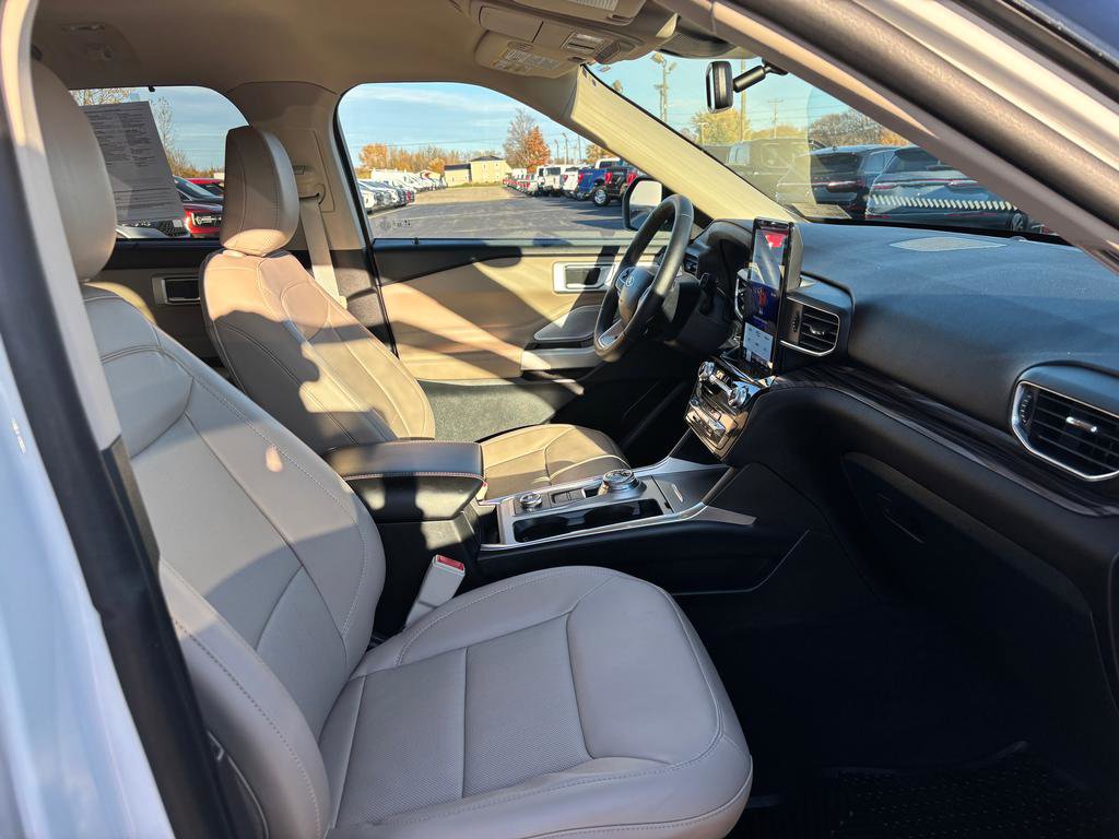 Used 2023 Ford Explorer Limited w/ Limited Technology Package image 16