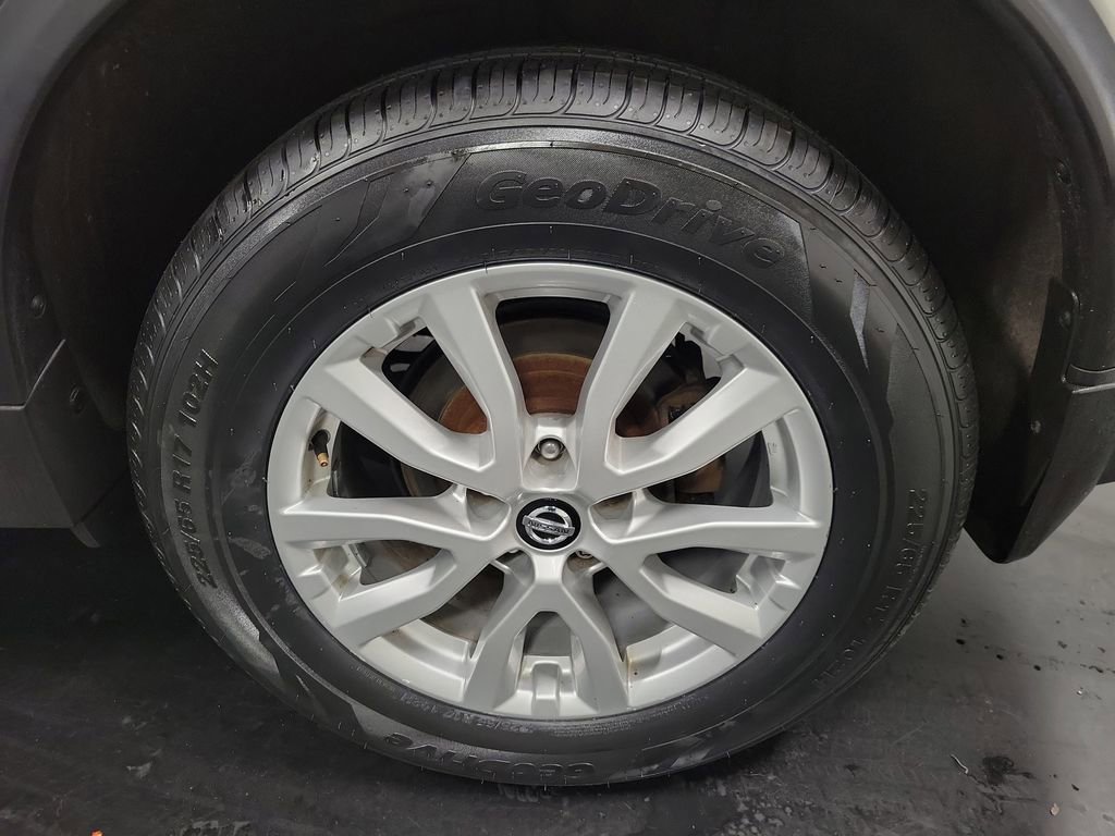 Used 2017 Nissan Rogue SV image 11