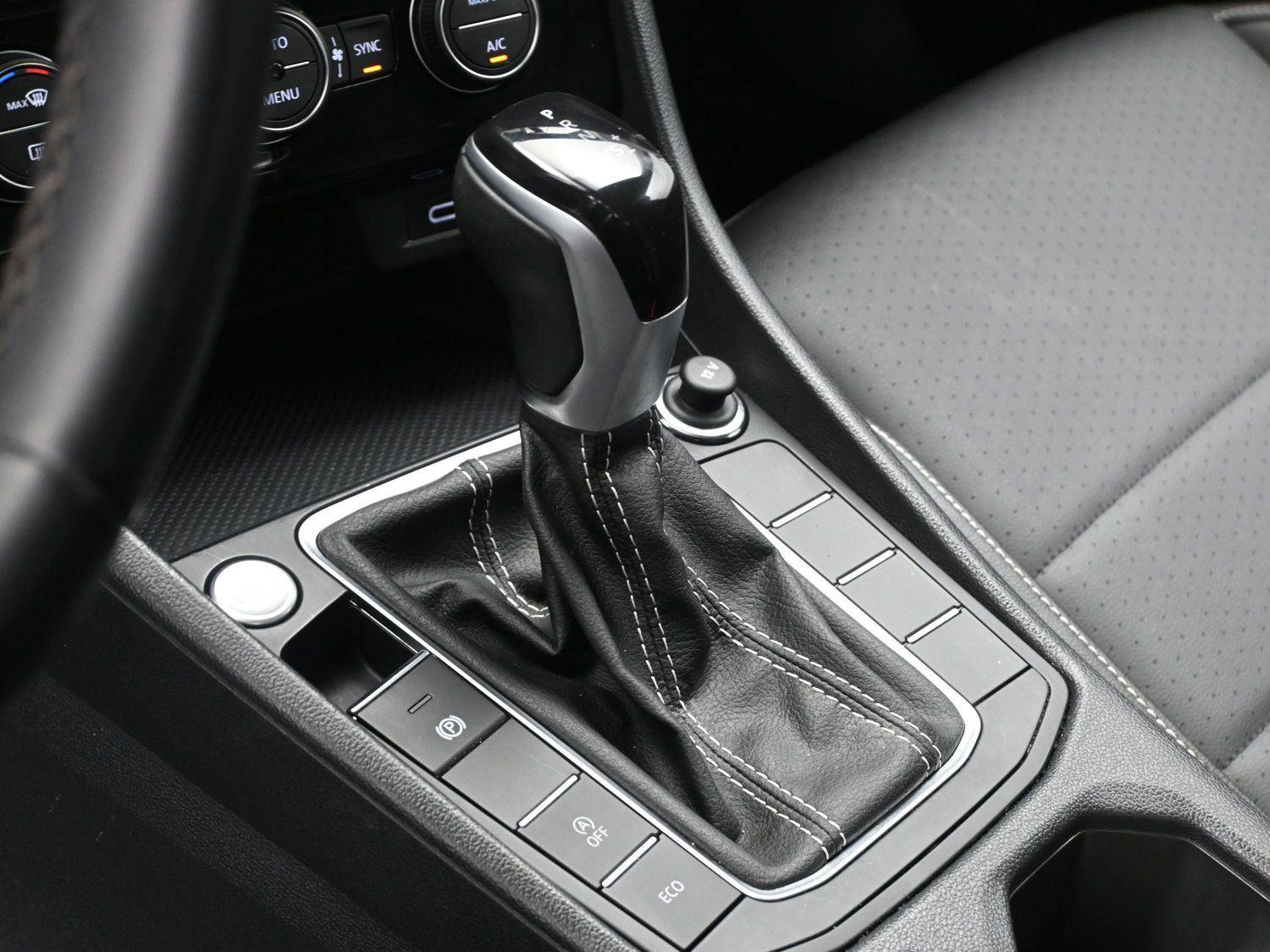 Certified 2023 Volkswagen Jetta SE image 3