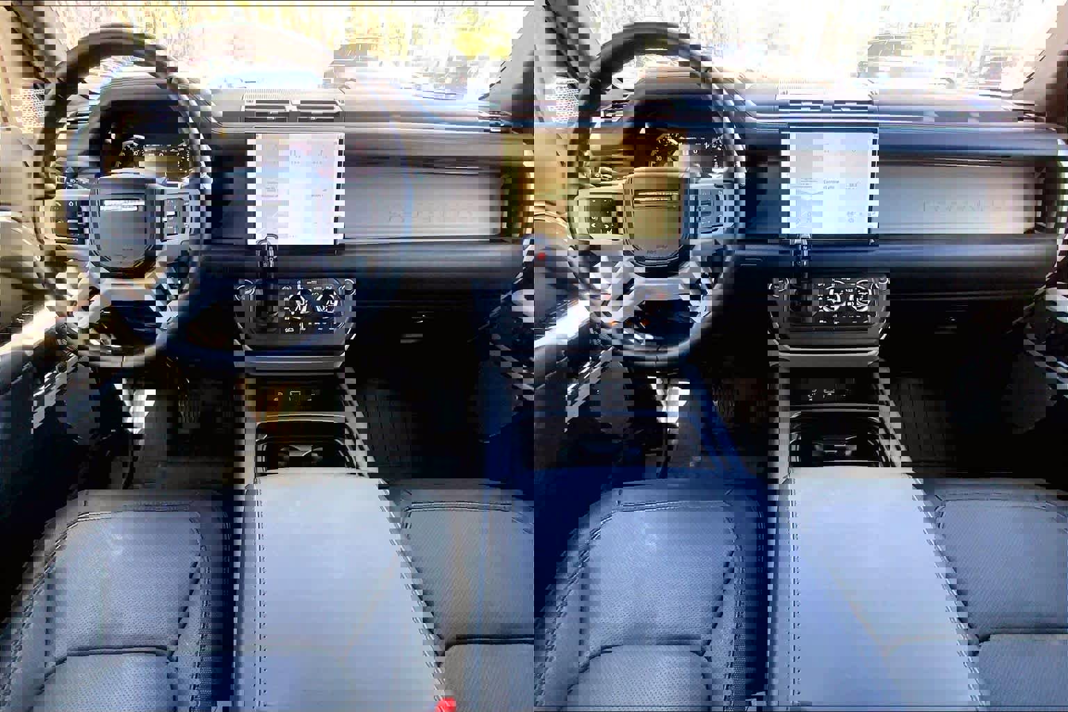 Used 2023 Land Rover Defender 130 X-Dynamic SE image 13