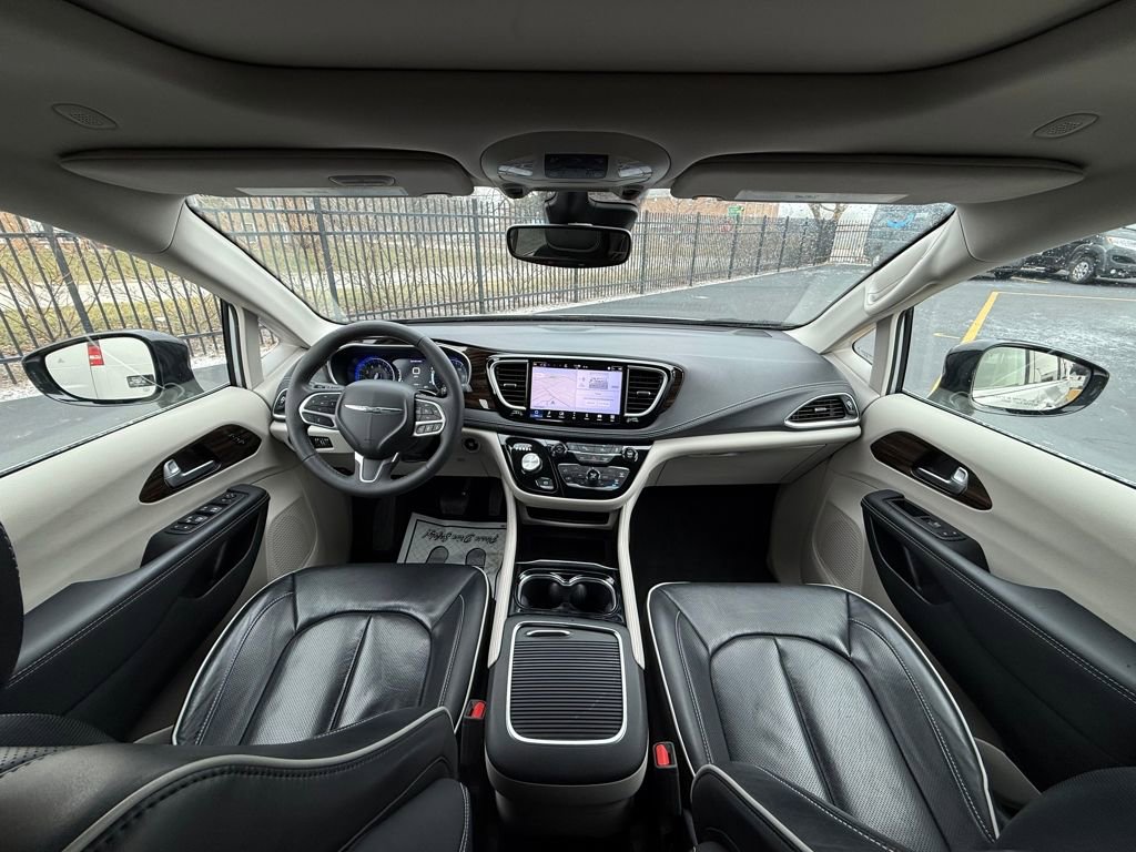 Used 2024 Chrysler Pacifica Limited image 11