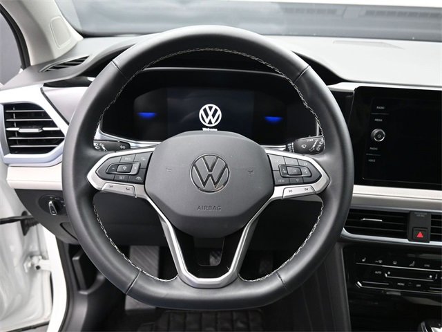 Certified 2025 Volkswagen Taos SE image 16