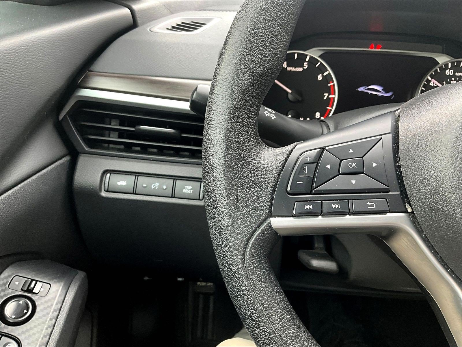 Used 2025 Nissan Altima 2.5 SV FWD image 11