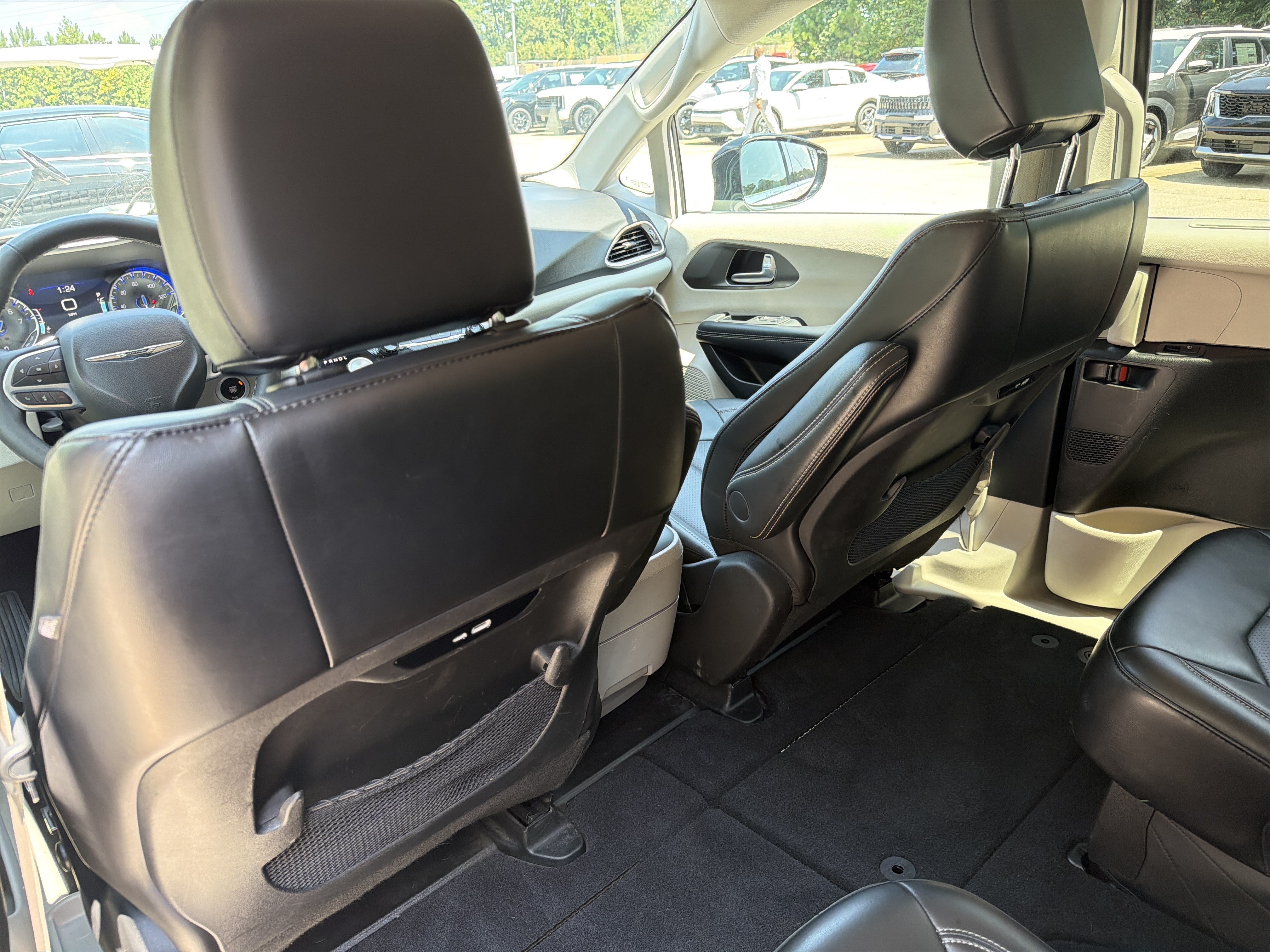 Used 2024 Chrysler Pacifica Touring-L FWD image 19