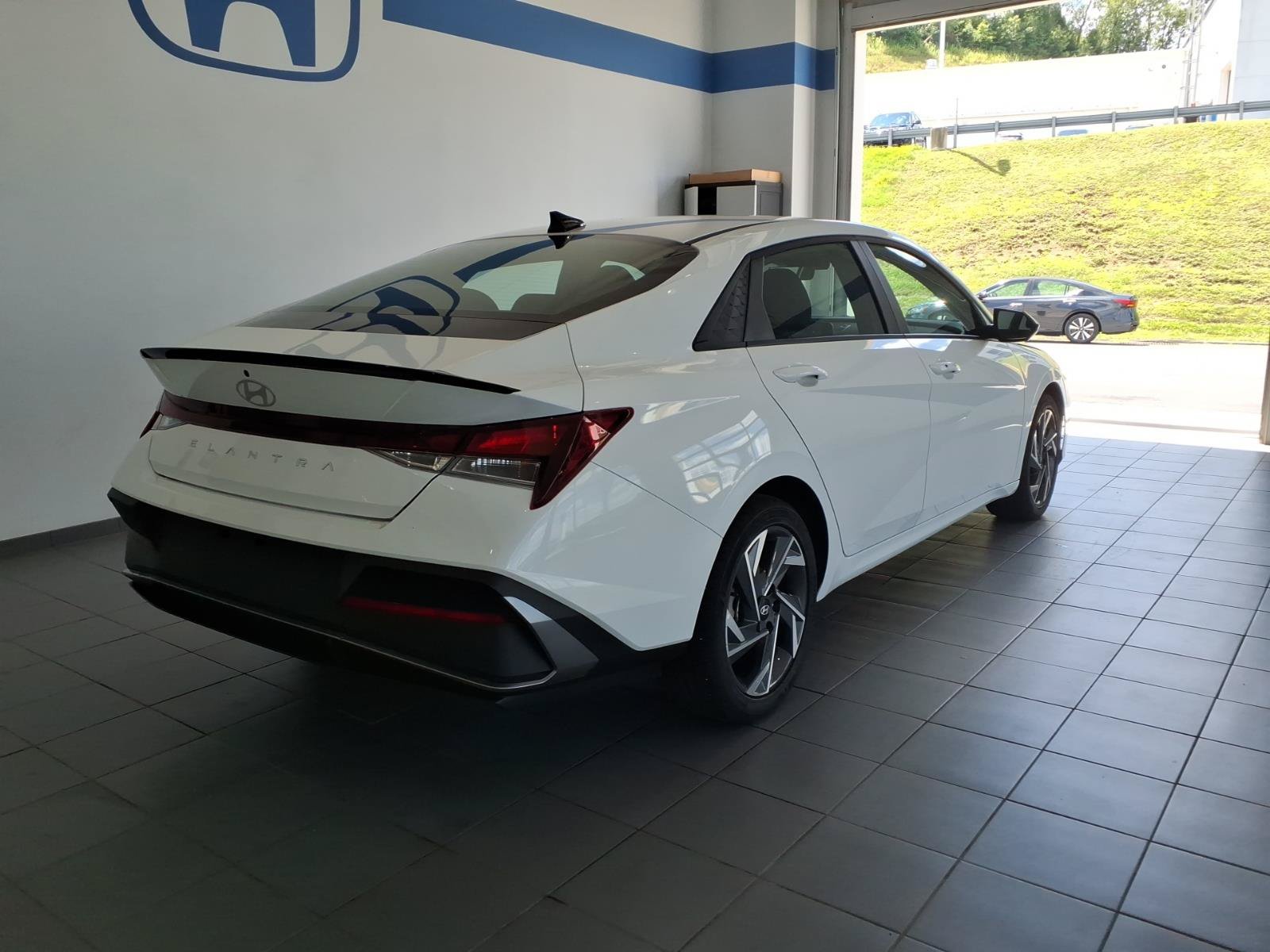 Certified 2025 Hyundai Elantra Sport w/ Cargo Package FWD image 5