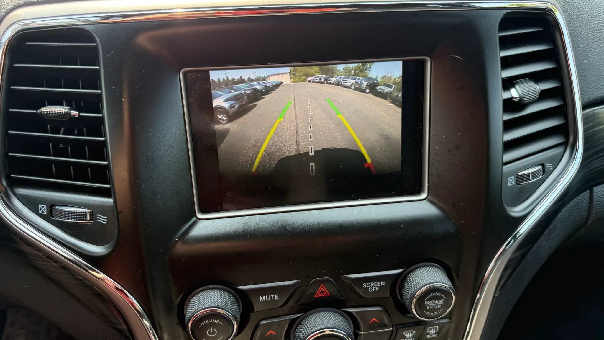 Used 2019 Jeep Grand Cherokee Laredo AWD/4WD image 22