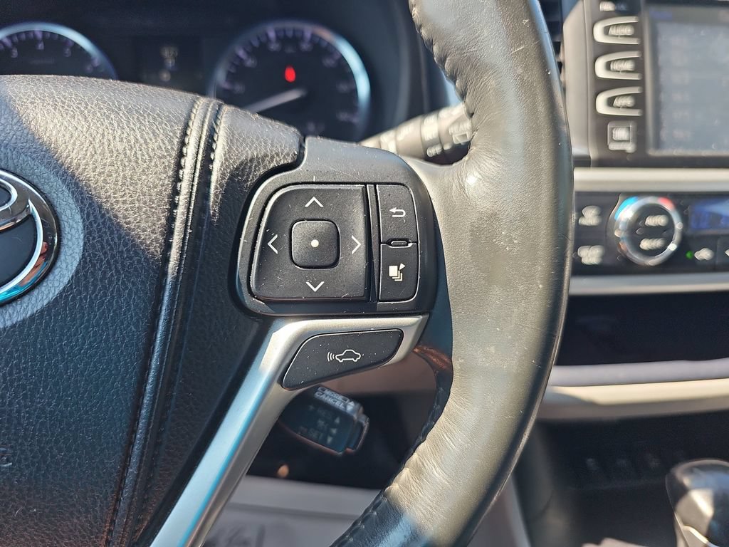 Used 2014 Toyota Highlander Limited Platinum AWD/4WD image 18
