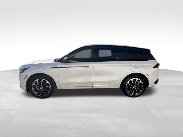 Used 2024 Lincoln Nautilus Reserve image 12