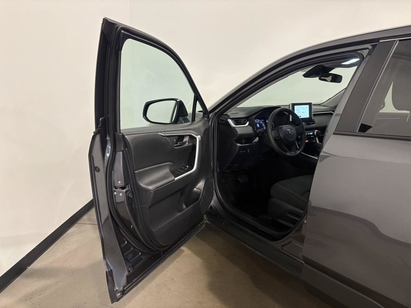 Used 2023 Toyota RAV4 LE AWD/4WD image 9