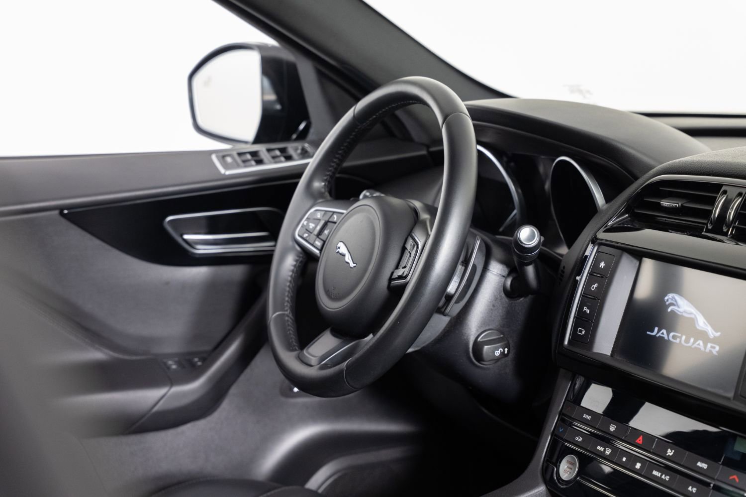 Used 2018 Jaguar F-PACE Premium image 25