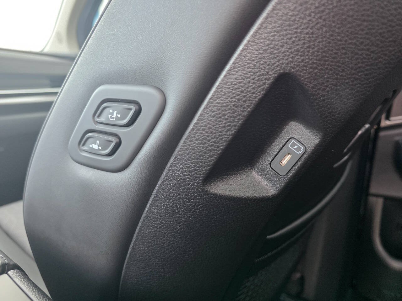 Used 2025 Kia Carnival SX w/ SX Dark Edition Package FWD image 26