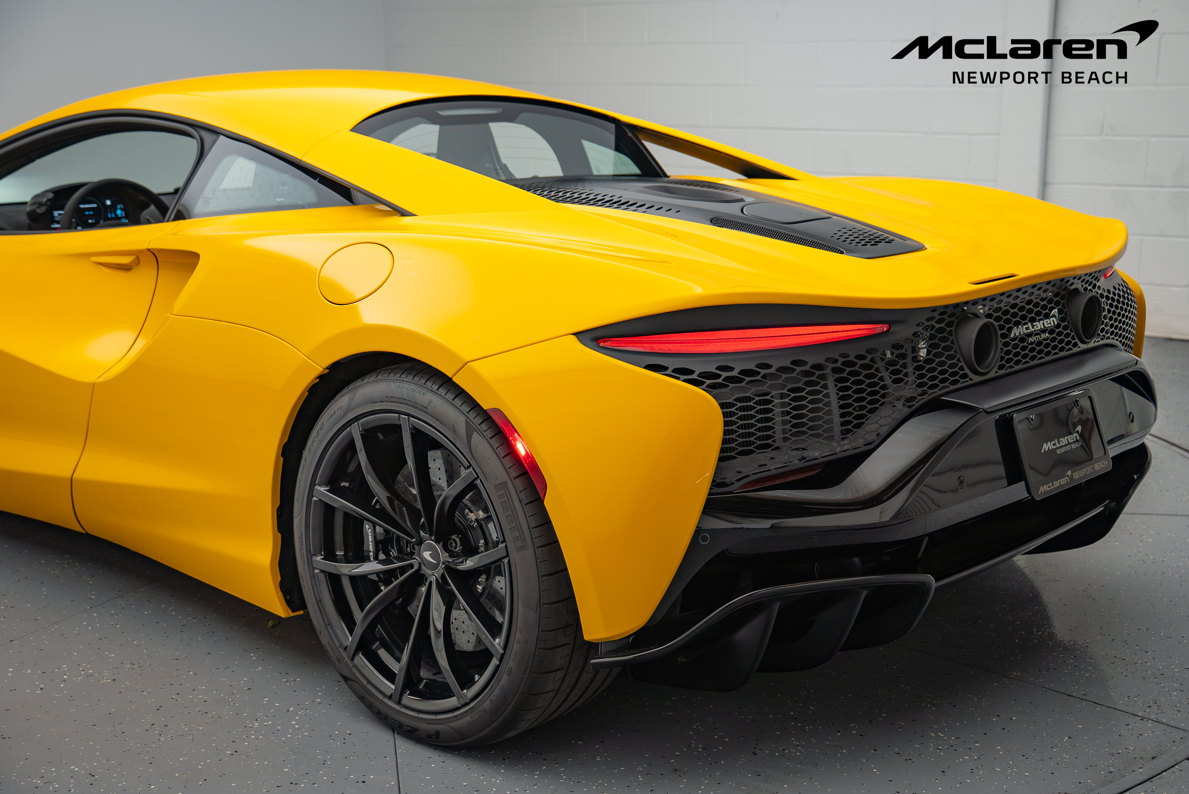 Used 2024 McLaren Artura RWD image 24