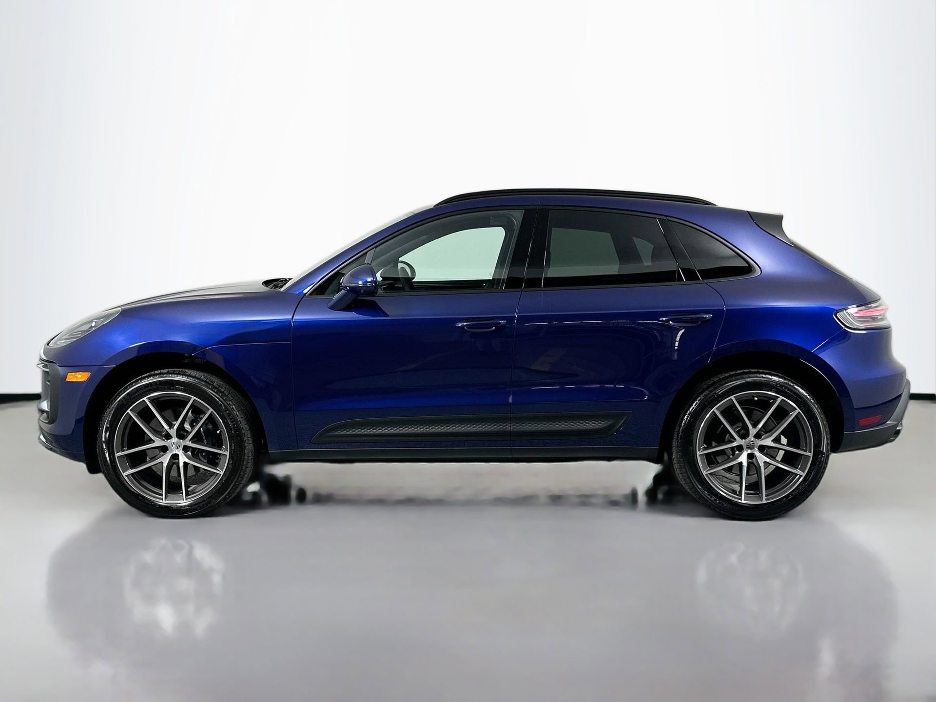 Certified 2025 Porsche Macan image 2