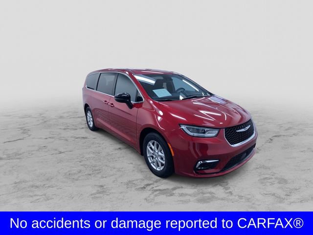 Used 2025 Chrysler Pacifica Select image 3
