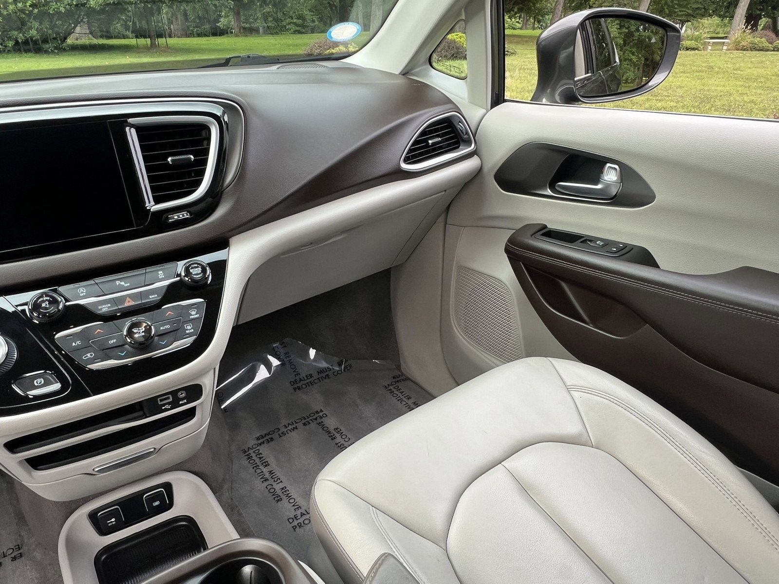 Used 2017 Chrysler Pacifica Touring-L w/ Tire & Wheel Group image 15