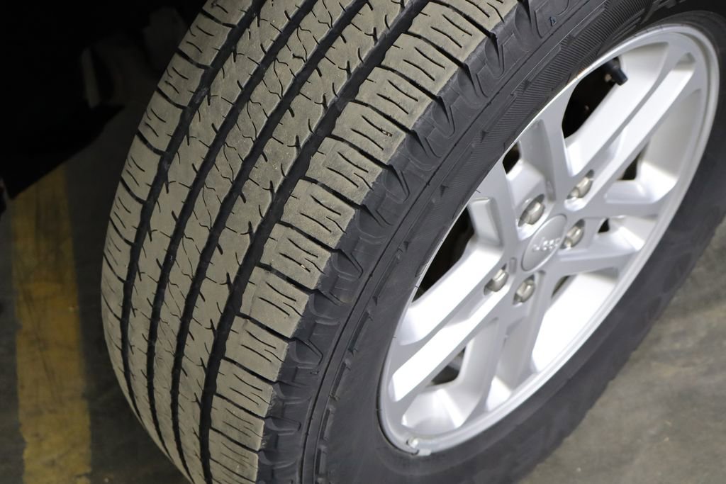 Used 2023 Jeep Grand Cherokee Laredo image 37