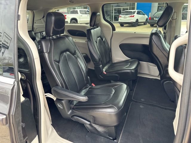 Used 2023 Chrysler Pacifica Touring-L FWD image 24