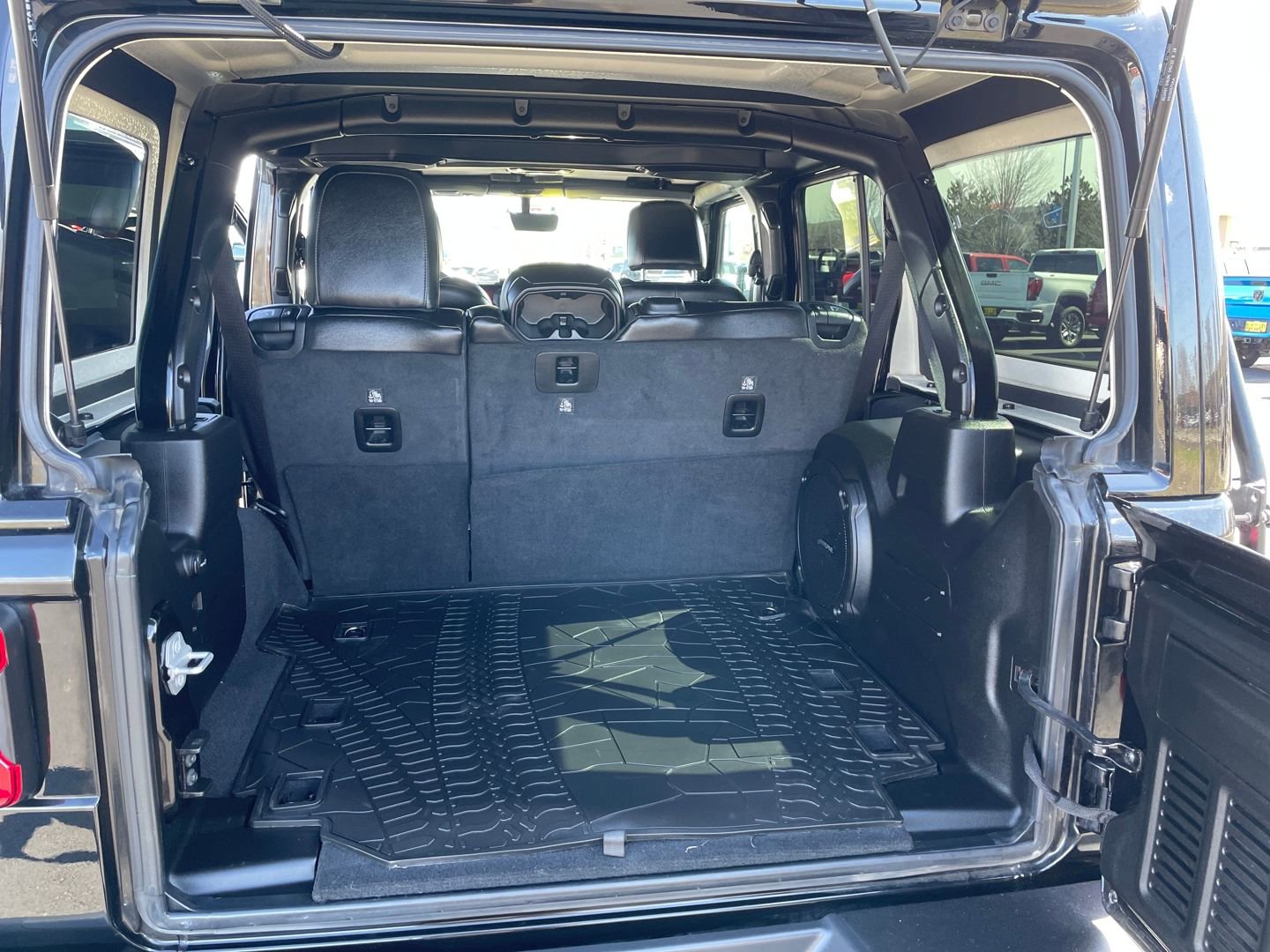 Used 2022 Jeep Wrangler Unlimited Rubicon w/ Steel Bumper Group AWD/4WD image 12