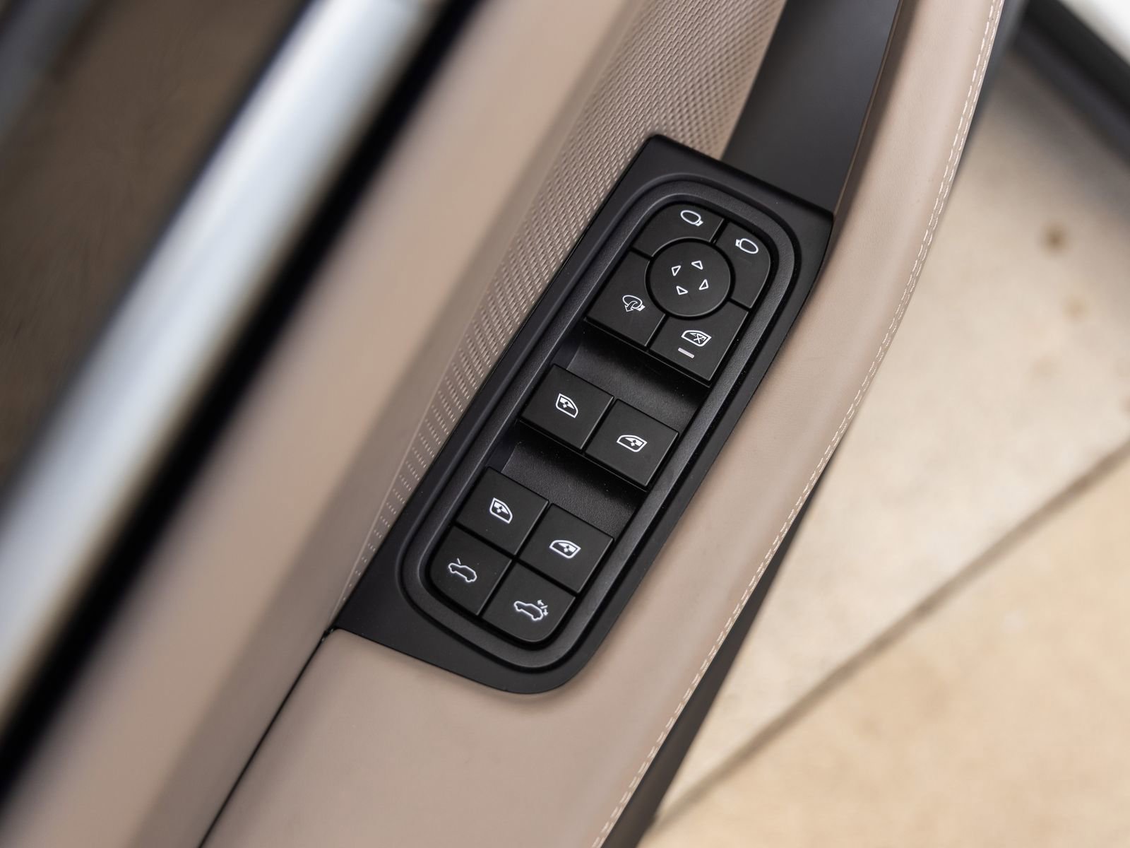 Certified 2025 Porsche Macan Electric image 21