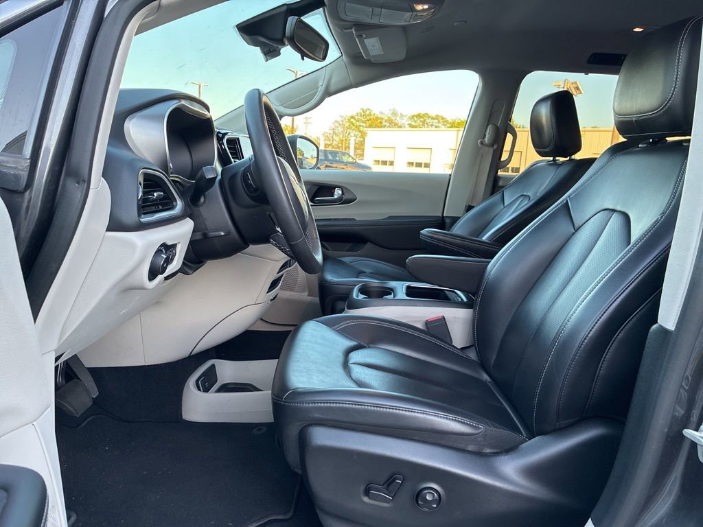 Used 2023 Chrysler Pacifica Touring-L image 10