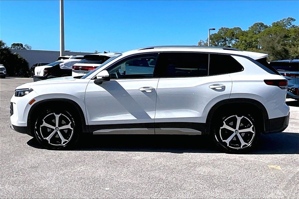 Certified 2025 Volkswagen Tiguan SE image 8