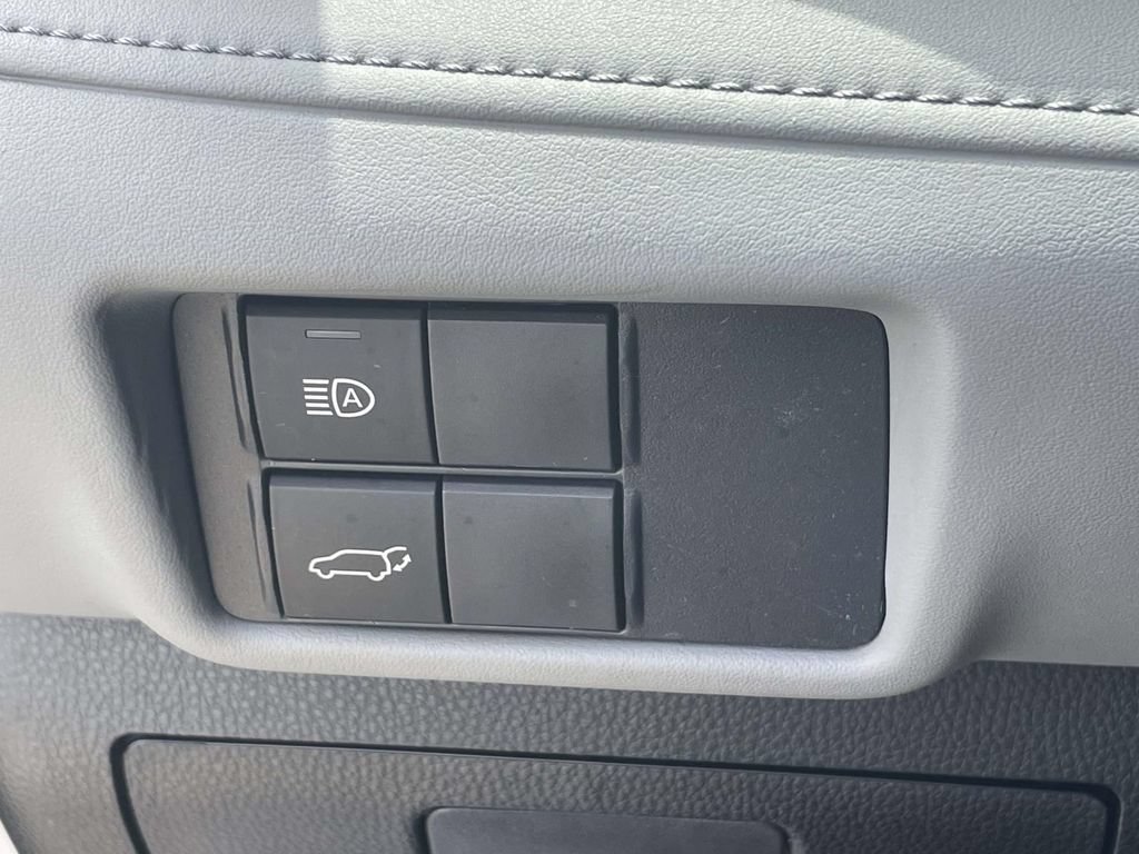 Used 2021 Toyota Highlander LE FWD image 21