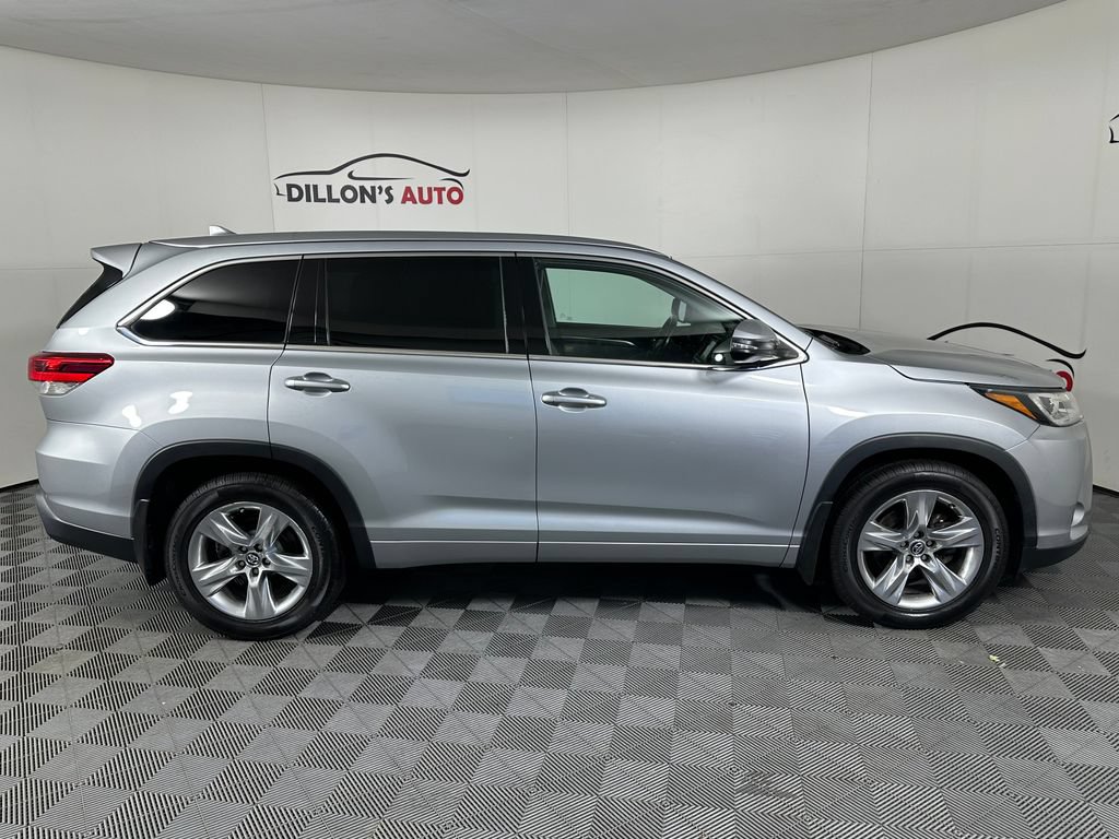 Used 2019 Toyota Highlander Limited w/ Carpet Mat Package (TMS) AWD/4WD image 9