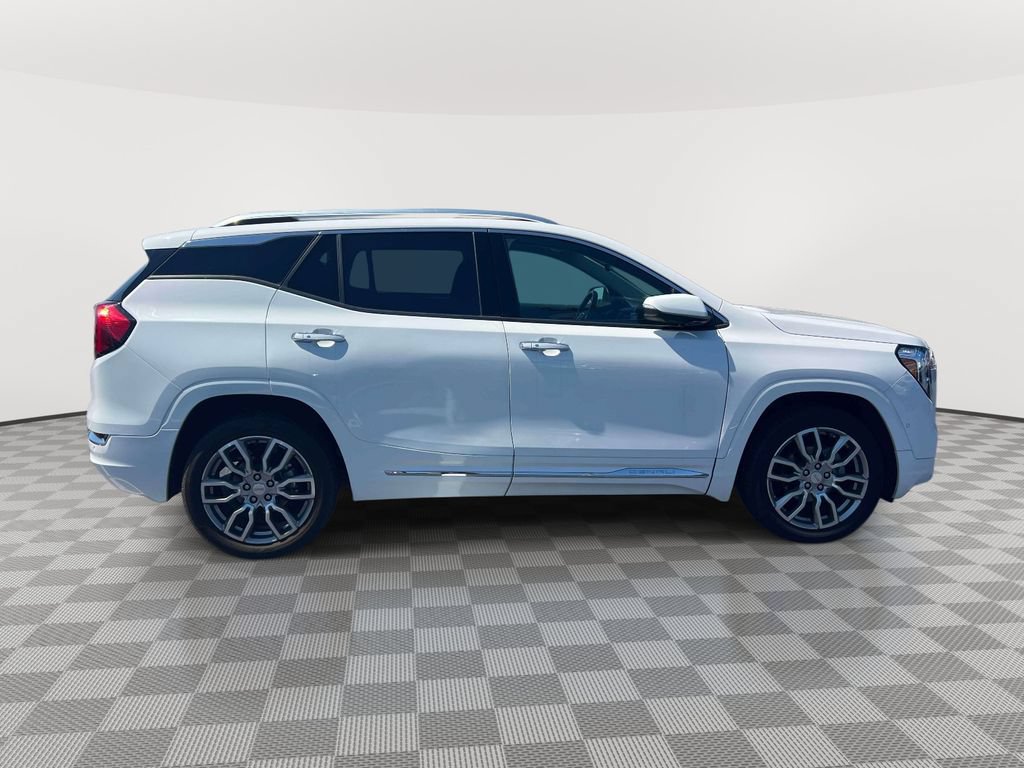 Used 2022 GMC Terrain Denali w/ Denali Premium Package AWD/4WD image 3