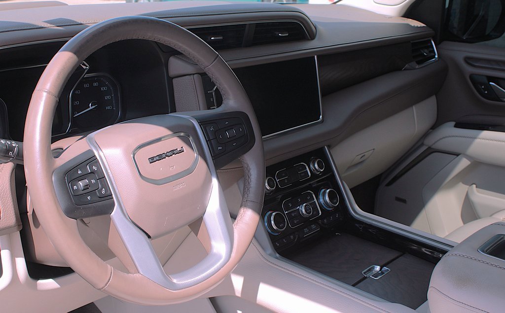 Used 2021 GMC Yukon XL Denali w/ Denali Premium Package image 4
