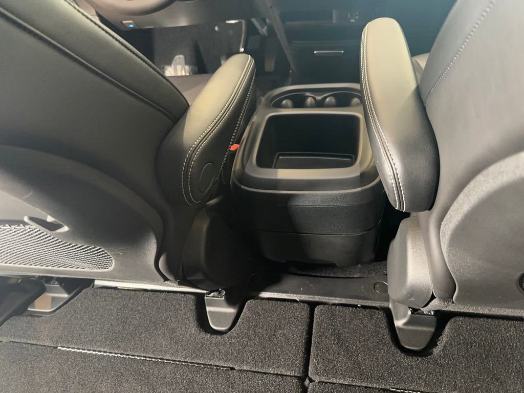 Used 2026 Chrysler Pacifica Select image 20