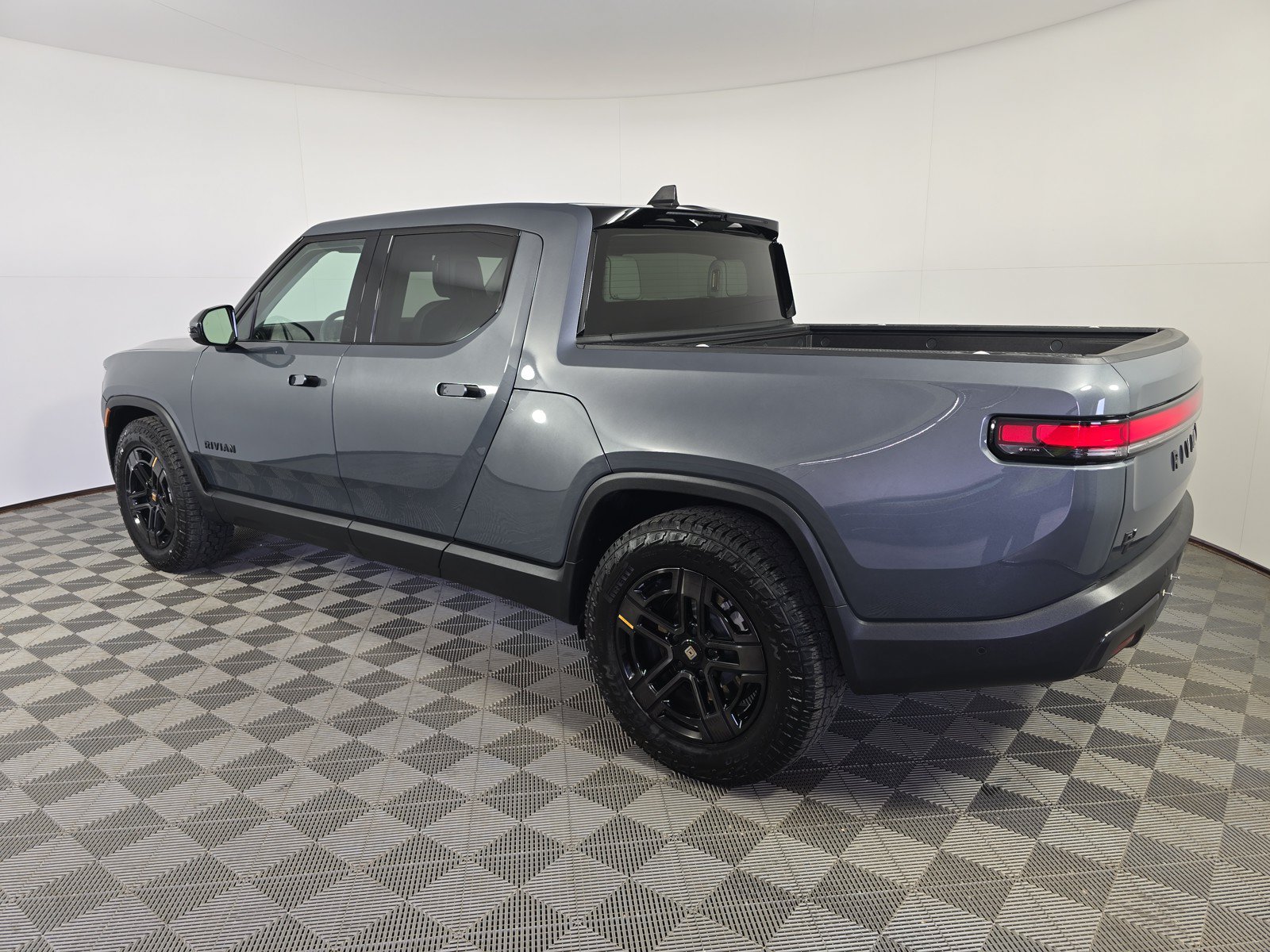 Used 2025 Rivian R1T Adventure AWD/4WD image 3
