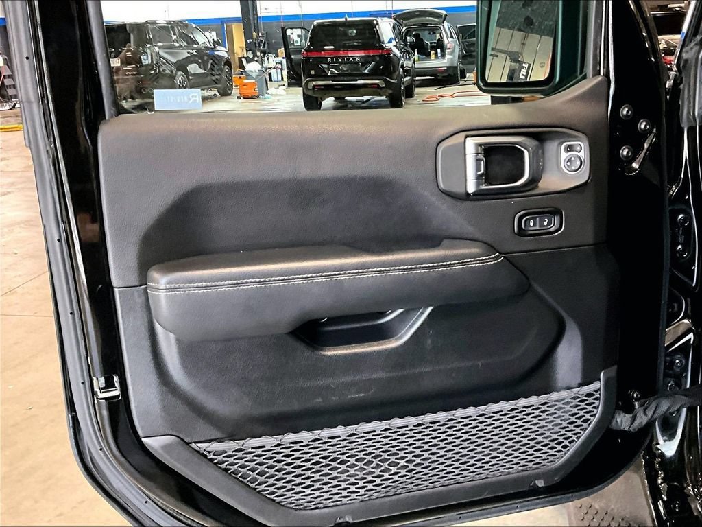 Used 2023 Jeep Wrangler Unlimited Sahara AWD/4WD image 9