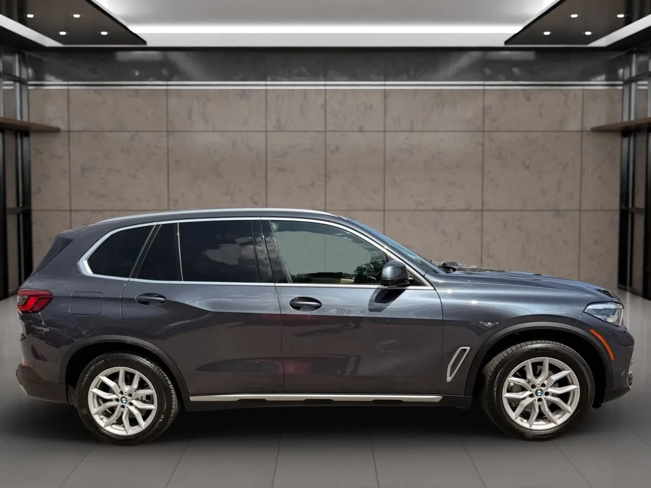 Used 2019 BMW X5 xDrive40i w/ Convenience Package AWD/4WD image 3