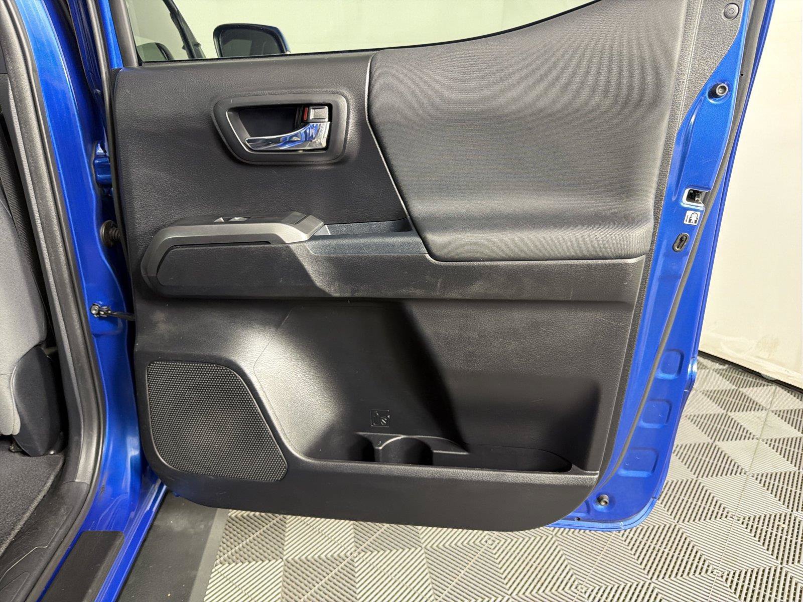 Used 2018 Toyota Tacoma TRD Sport RWD image 14