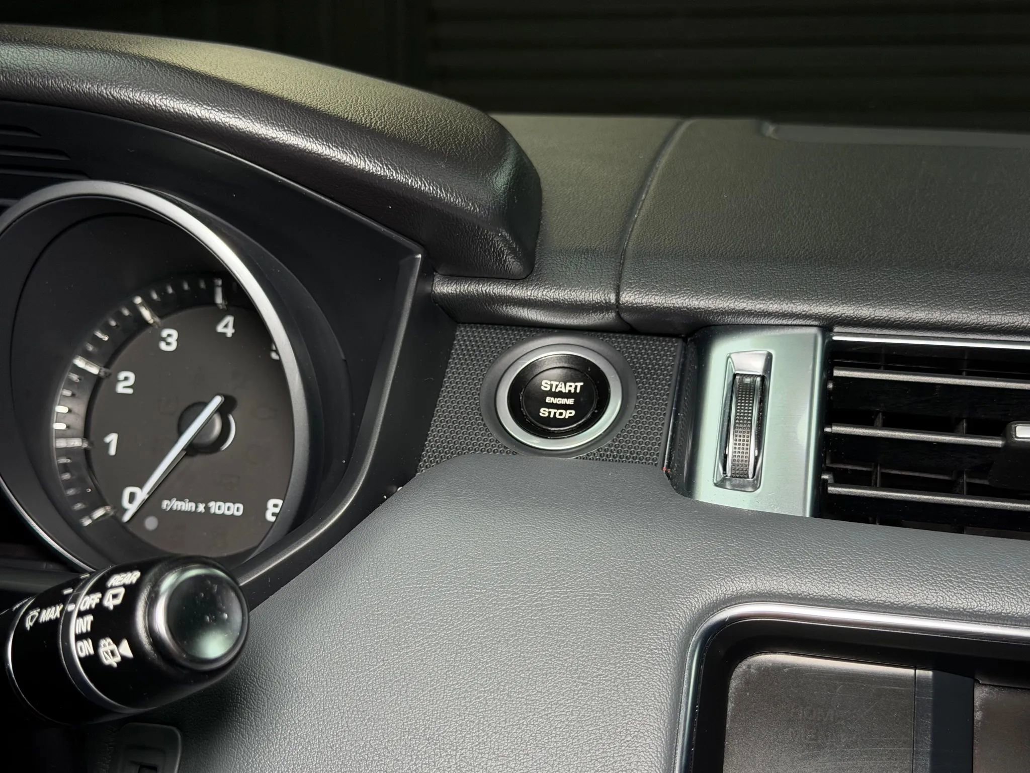 Used 2014 Land Rover Range Rover Sport SE image 44