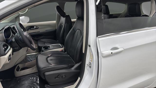 Used 2022 Chrysler Pacifica Touring-L image 9