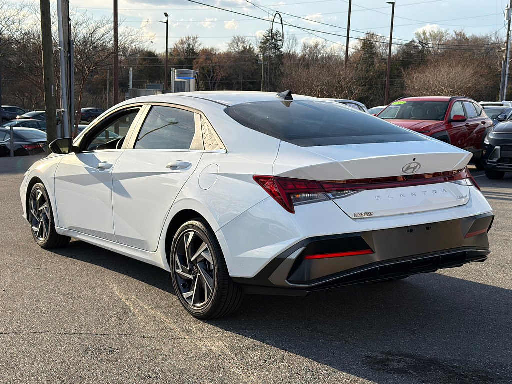 Certified 2025 Hyundai Elantra Limited image 4