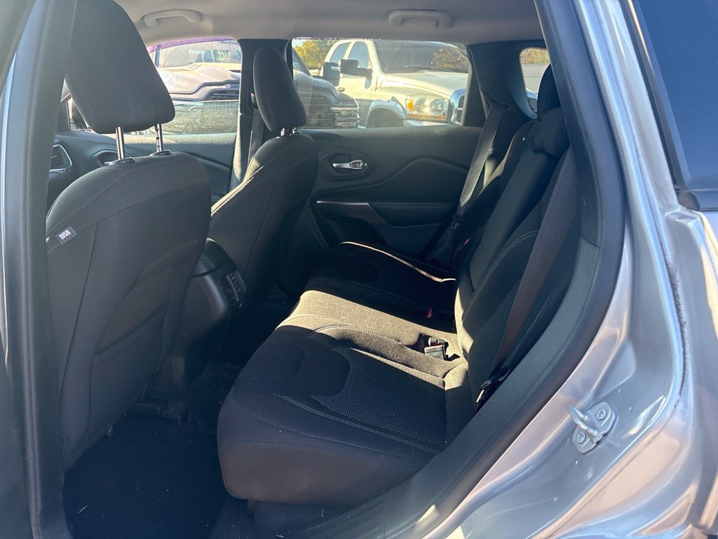 Used 2020 Jeep Cherokee Latitude FWD image 22