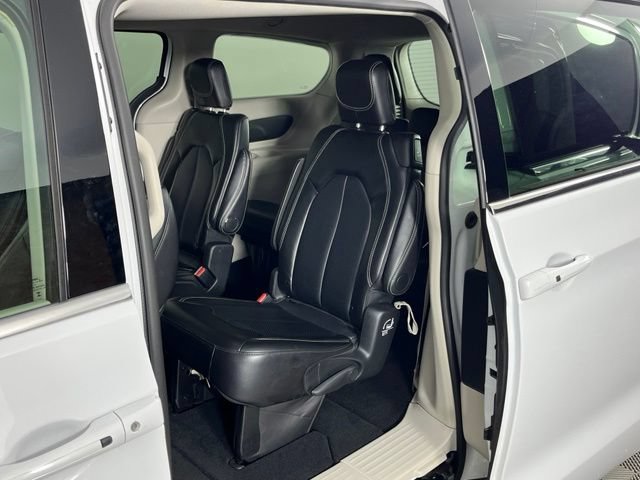 Used 2024 Chrysler Pacifica Touring-L FWD image 23
