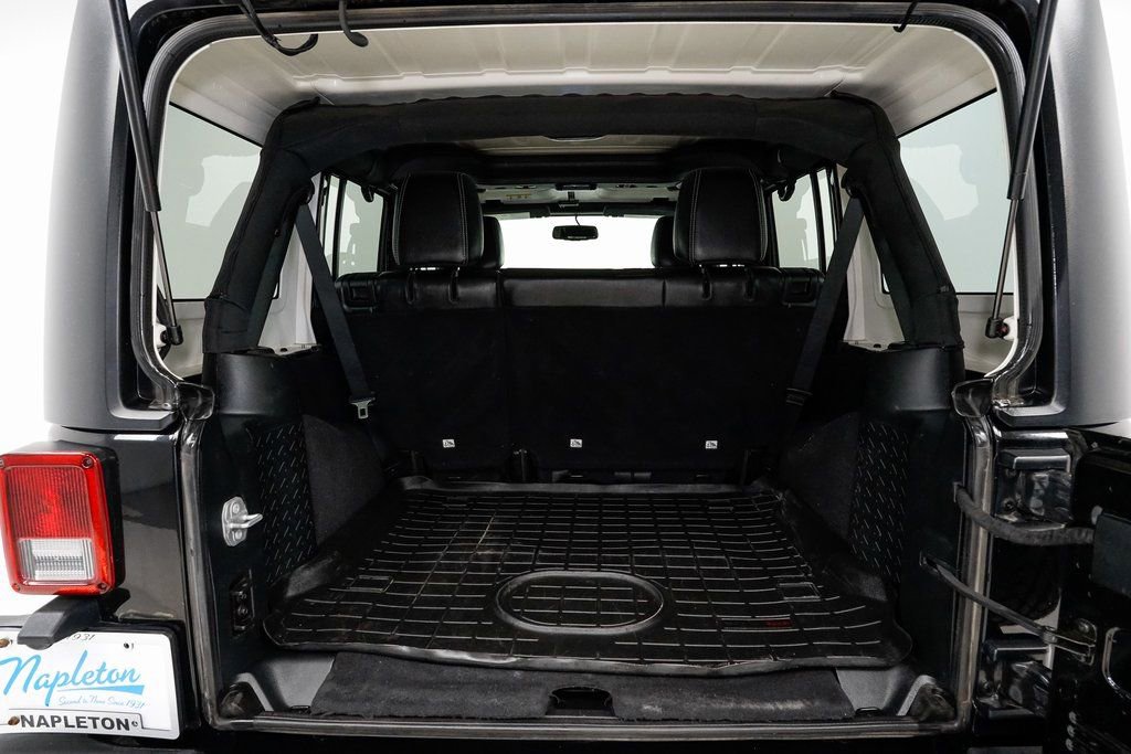 Used 2018 Jeep Wrangler Unlimited Sahara w/ Connectivity Group image 29