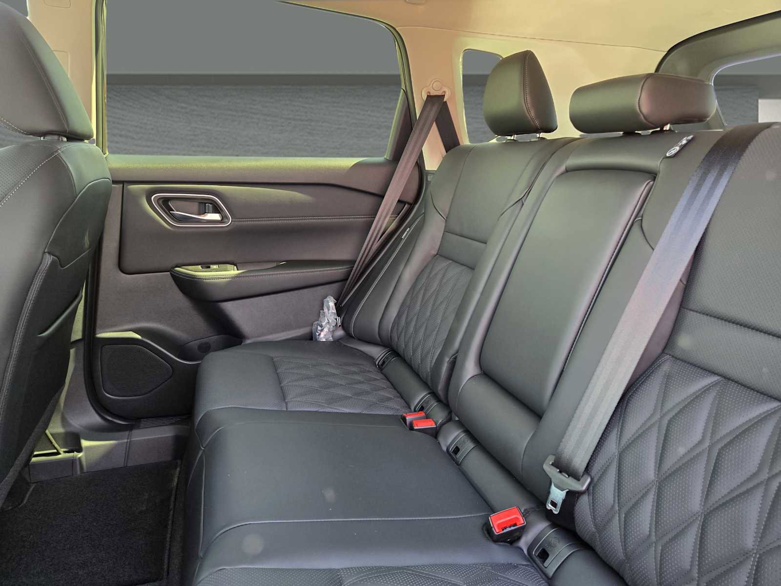 Used 2025 Nissan Rogue Platinum image 11