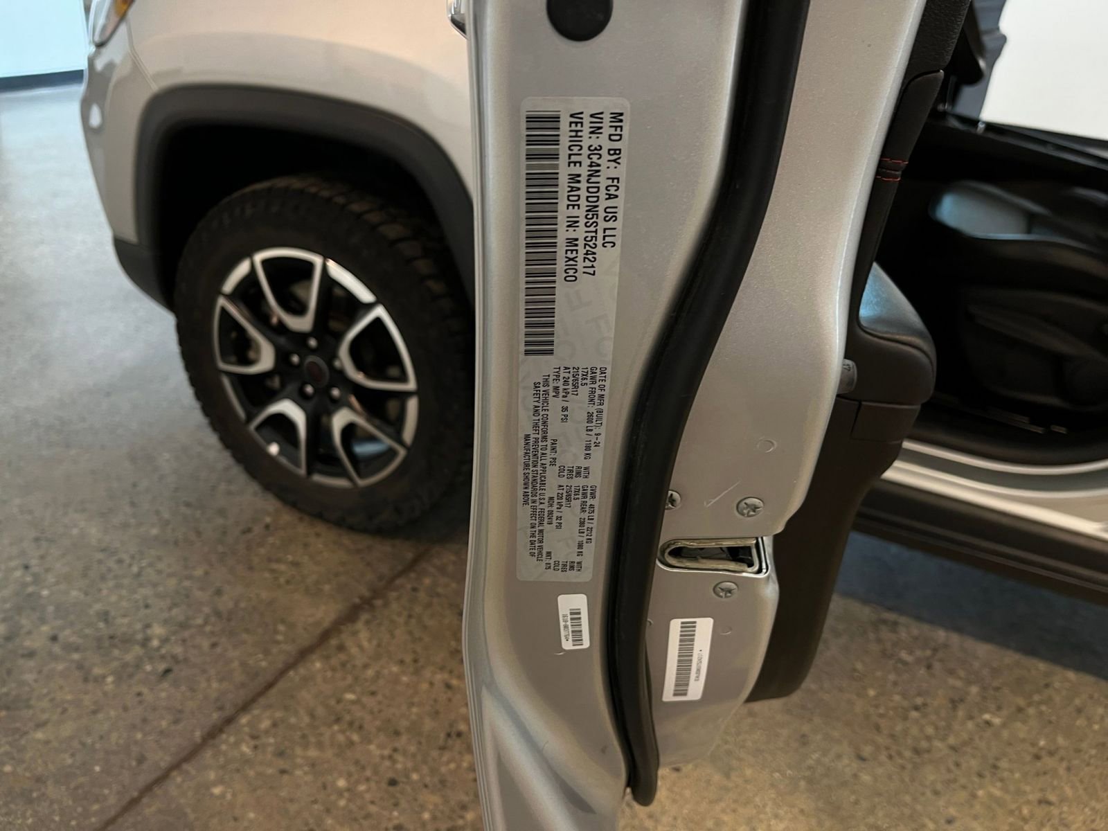 Used 2025 Jeep Compass Trailhawk w/ Trailer Tow Group AWD/4WD image 29