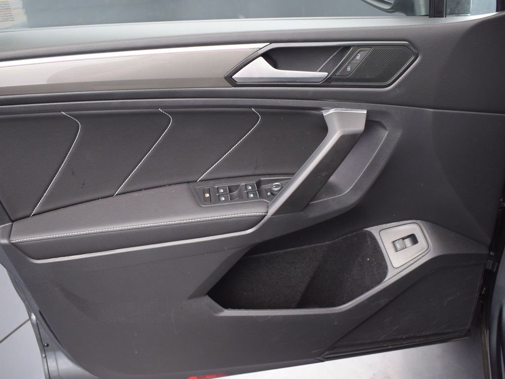 Certified 2022 Volkswagen Tiguan SE R-Line image 26