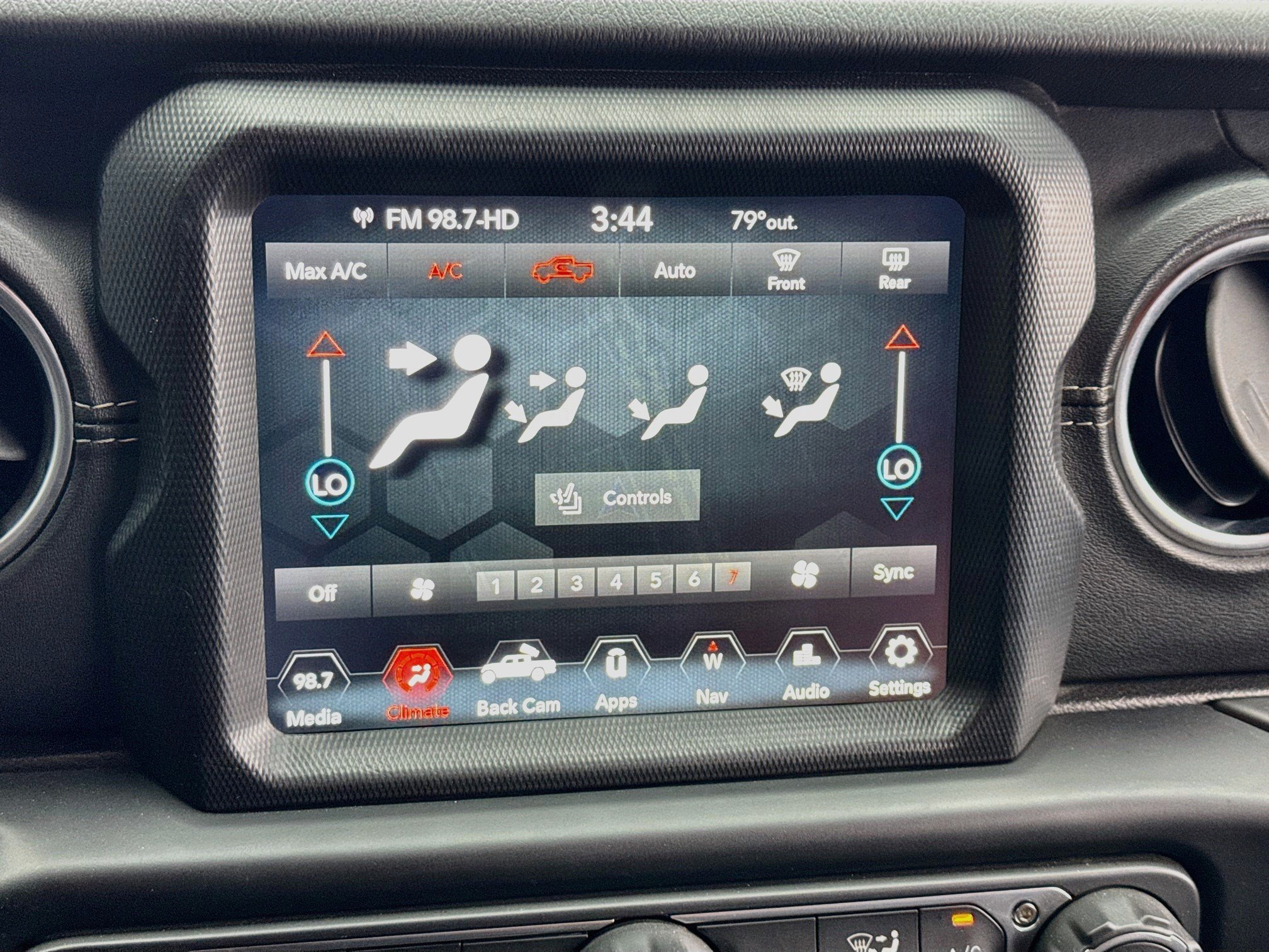 Used 2020 Jeep Gladiator Overland AWD/4WD image 12