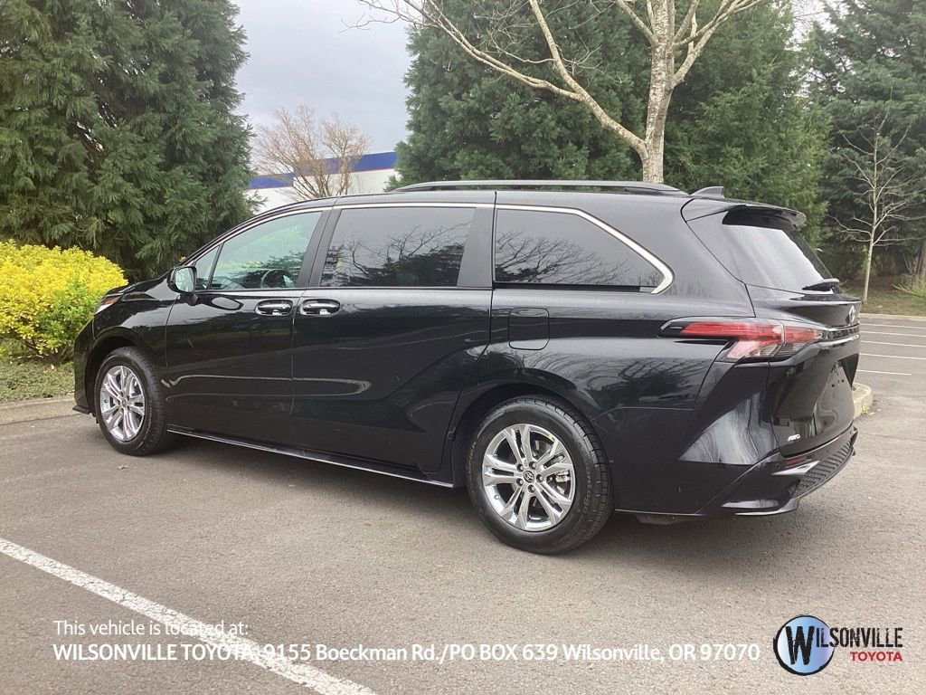 Used 2022 Toyota Sienna XSE w/ XSE Plus Package image 11
