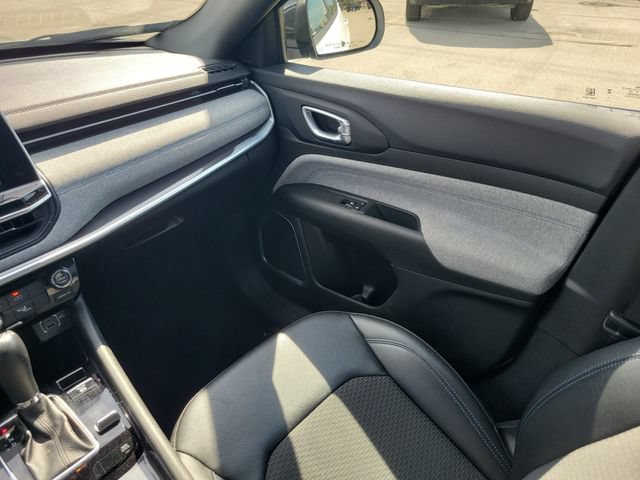 Used 2025 Jeep Compass Latitude AWD/4WD image 15